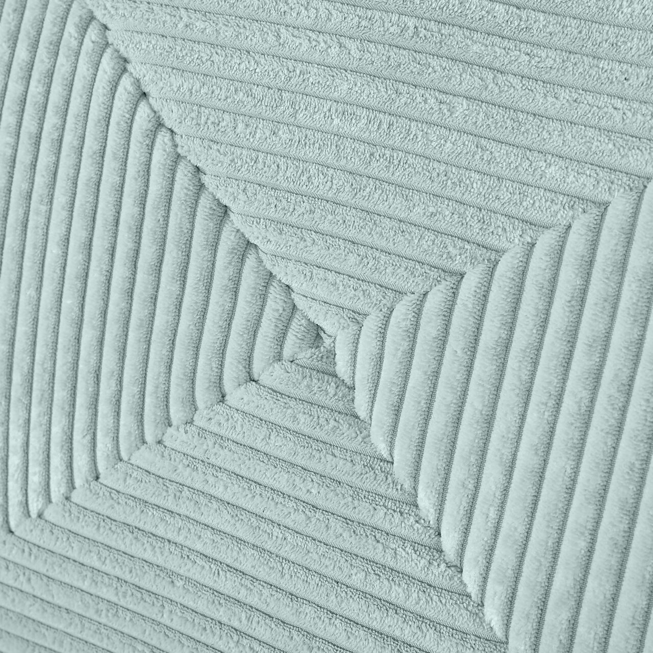 Nahaufnahme des strukturierten Stoffes eines Funktionssofas in hellgrüner Farbe, diagonale Perspektive