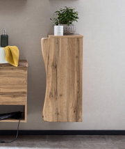 Moderne houten onderkast met natuurlijke nerf, gezien vanaf de zijkant, versierd met een plant en een tandenborstelhouder op het bovenblad.