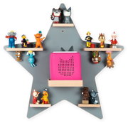 Graues, sternförmiges Wandregal aus Holz mit mehreren kleinen Ablagebrettern und bunten Spielfiguren sowie einem pinken Lautsprecher in der Mitte, frontal von vorne fotografiert.