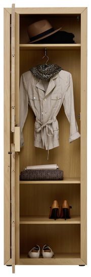 Offener Garderobenschrank aus Holz mit mehreren Fächern, einer Jacke, einem Hut, einem Schal, einer Handtasche und Schuhen, frontal betrachtet.