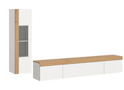 Wohnkombination bestehend aus einem hohen Schrank mit Holz- und Weißakzenten und einem langen, niedrigen TV-Board mit Holzoberfläche, seitliche Perspektive.