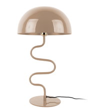 Moderne Tischleuchte mit gewelltem Ständer und halbrundem Schirm in Beige, seitliche Perspektive