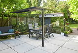 Moderne Pergola mit Faltdach und Gartenmöbeln, seitliche Perspektive