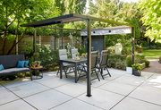 Moderne Pergola mit Faltdach und Gartenmöbeln, seitliche Perspektive