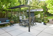 Moderne Pergola mit Faltdach und Gartenmöbeln, seitliche Perspektive