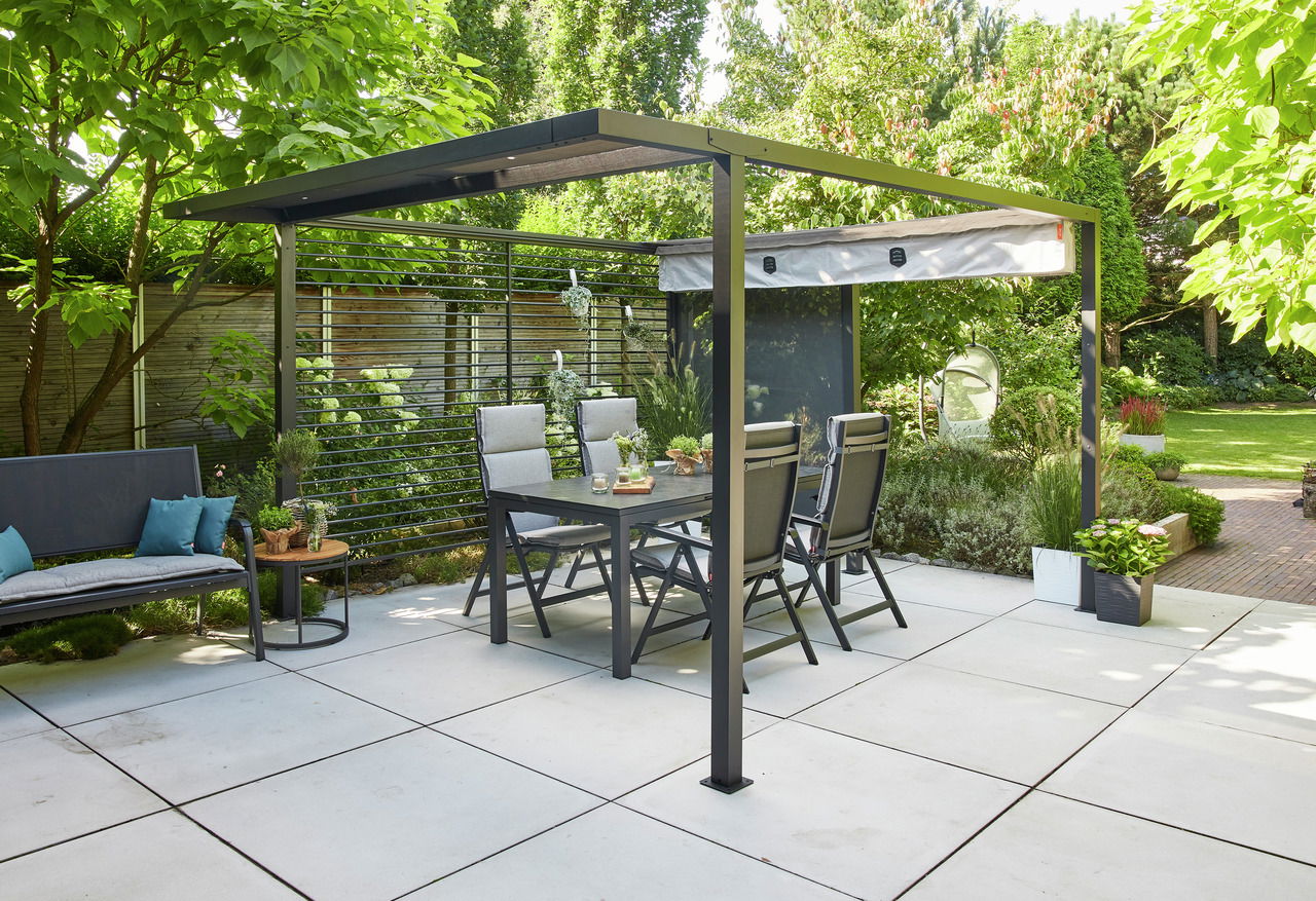 Moderne Pergola mit Faltdach und Gartenmöbeln, seitliche Perspektive