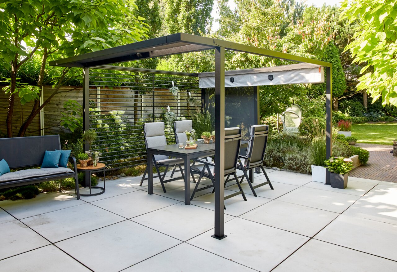 Moderne Pergola mit Faltdach und Gartenmöbeln, seitliche Perspektive