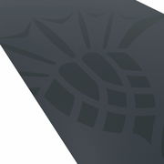 Dunkelgraue Yogamatte mit geometrischem Muster, perspektivisch von oben fotografiert.
