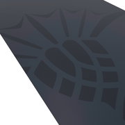 Dunkelgraue Yogamatte mit geometrischem Muster, perspektivisch von oben fotografiert.