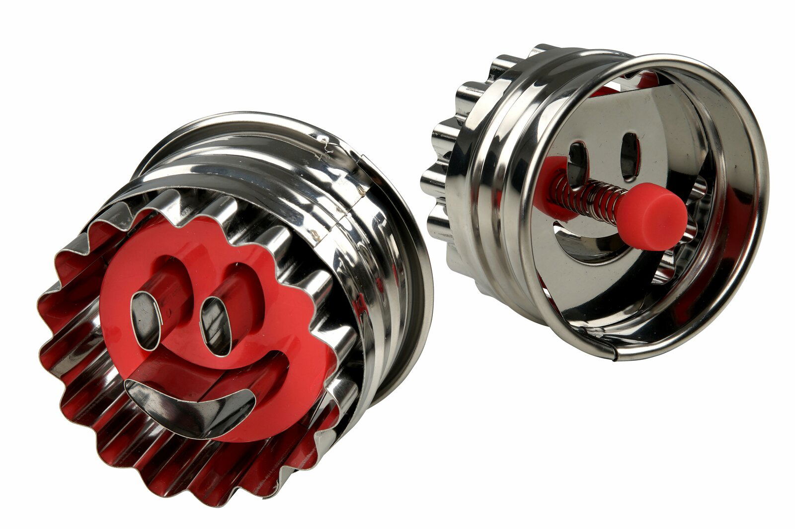 Zwei metallische Ausstecher in Form eines Smileys mit roten Details, aus seitlicher Perspektive fotografiert.