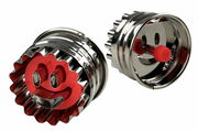 Zwei metallische Ausstecher in Form eines Smileys mit roten Details, aus seitlicher Perspektive fotografiert.
