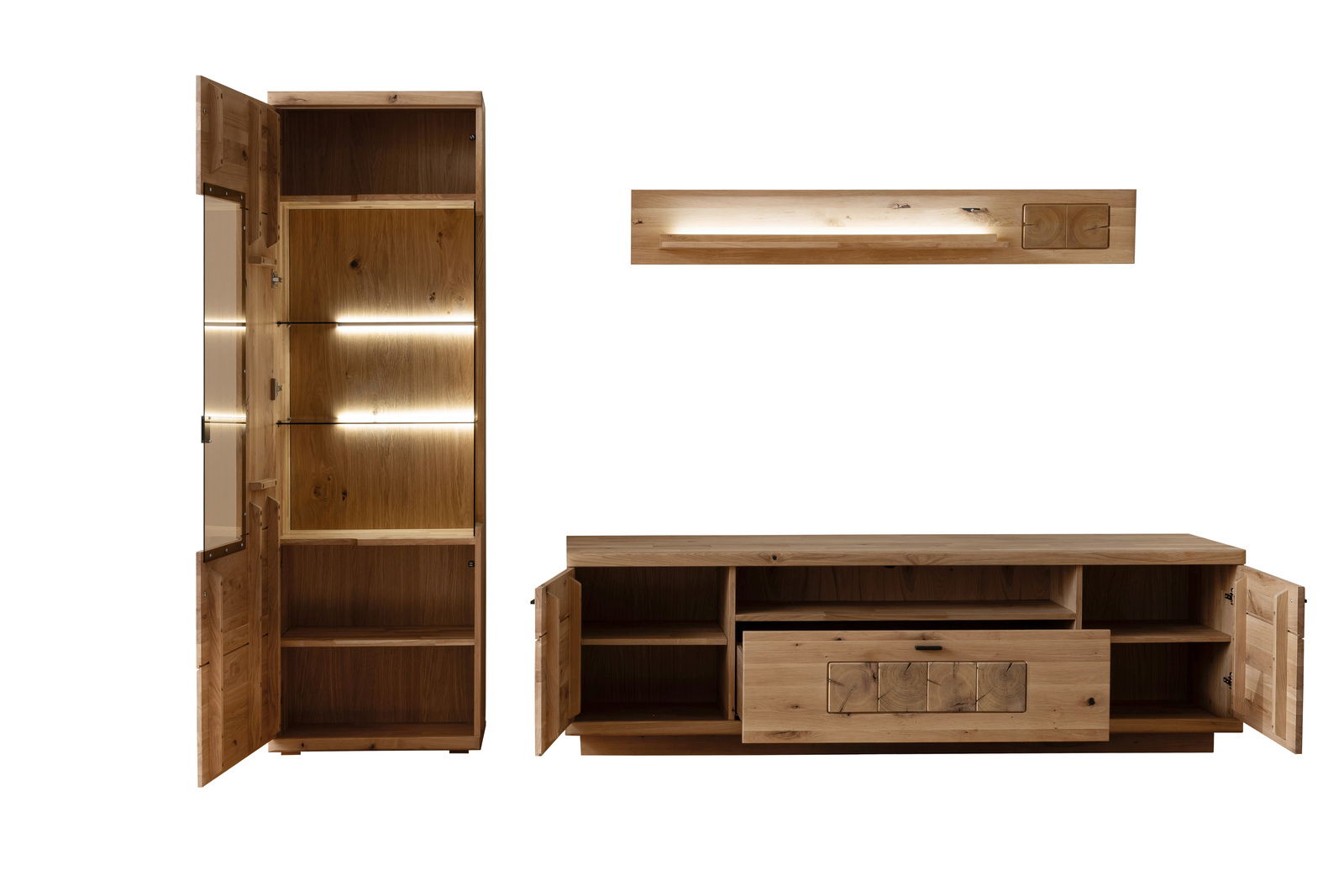 Frontale Ansicht einer Wandkombination aus Holz mit Schrank, Regal und TV-Board, alle Türen geöffnet.