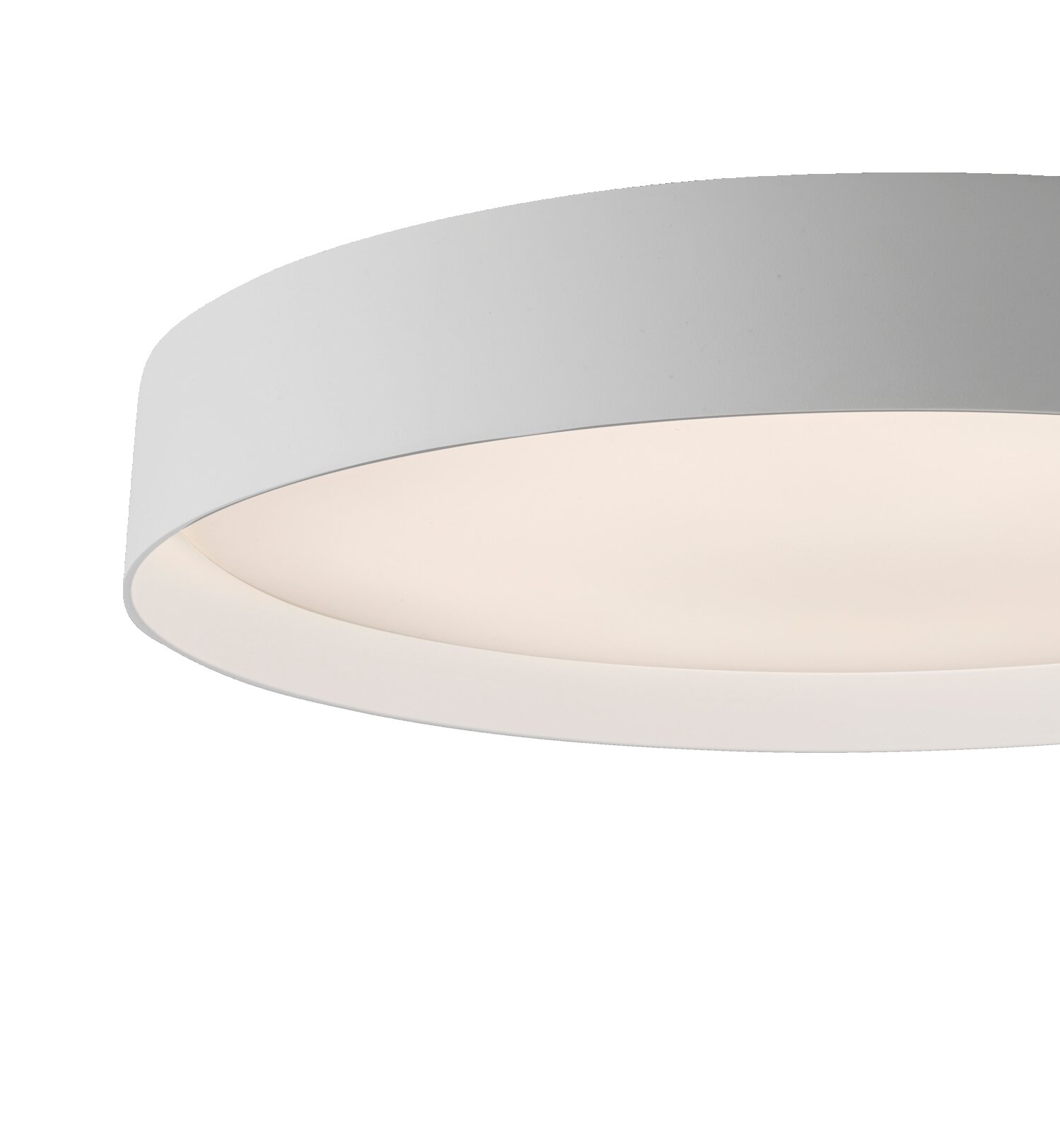 Moderne runde LED-Deckenleuchte in Weiß mit flachem Schirm und warmweiß leuchtendem Diffusor, Nahaufnahme von unten in leichter Schrägansicht