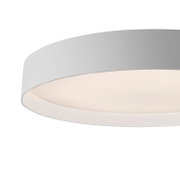 Moderne runde LED-Deckenleuchte in Weiß mit flachem Schirm und warmweiß leuchtendem Diffusor, Nahaufnahme von unten in leichter Schrägansicht