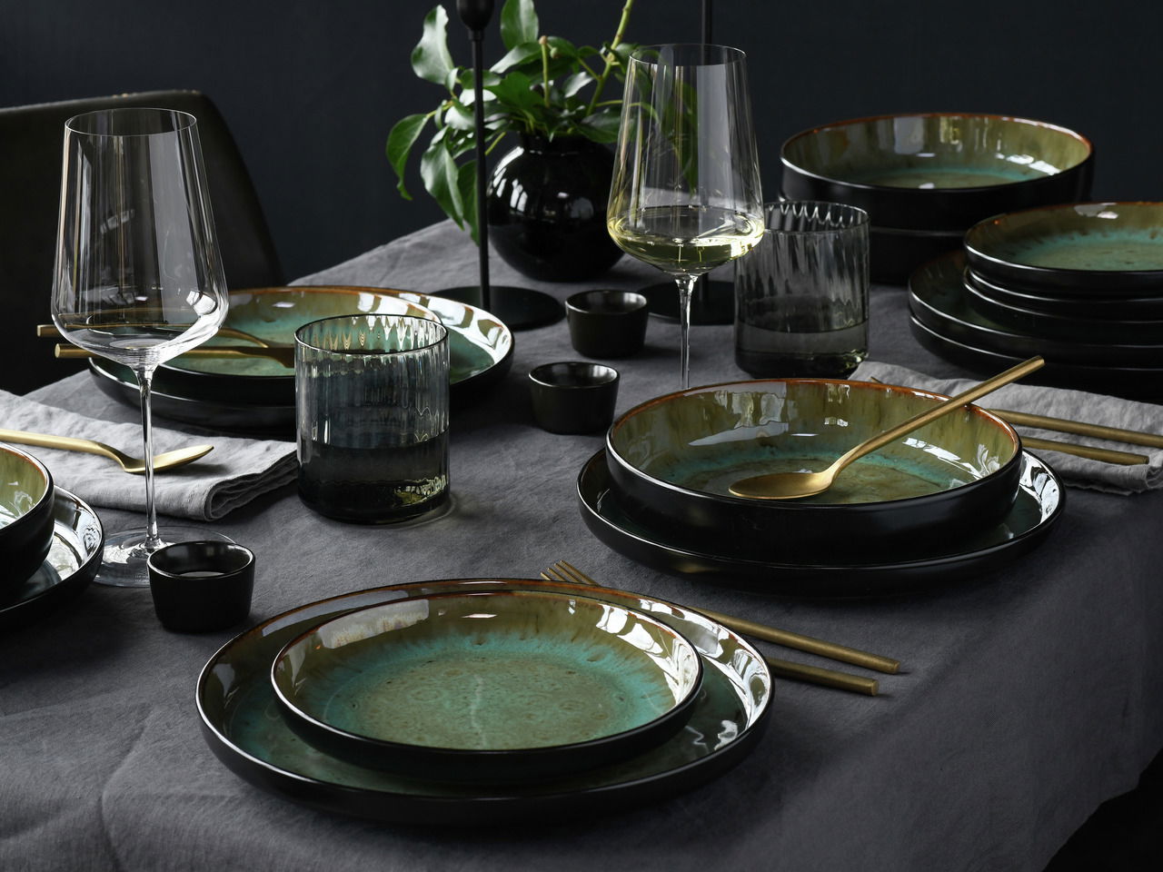 Creatable Tellerset 18-tlg. NORDIC FJORD Elegantes 18-teiliges Tellerset in Grün auf einem gedeckten Tisch, seitliche Perspektive.