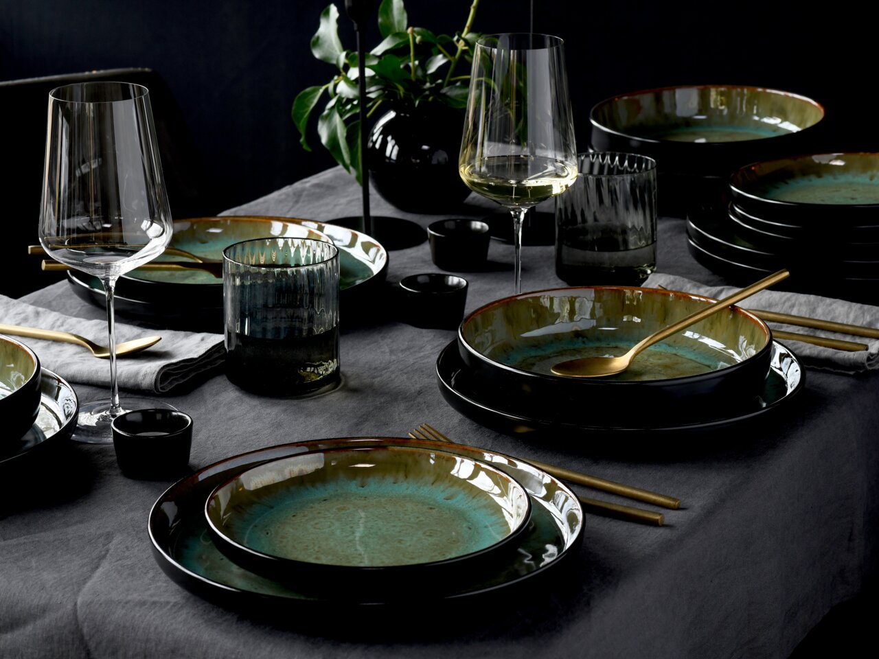 Creatable Tellerset 18-tlg. NORDIC FJORD Elegantes 18-teiliges Tellerset in Grün auf einem gedeckten Tisch, seitliche Perspektive.