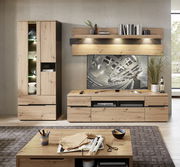 Wohnwand aus Holz mit Vitrine, TV-Schrank und Wandregal, frontal betrachtet.