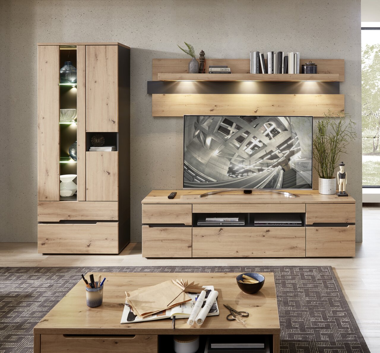 Wohnwand aus Holz mit Vitrine, TV-Schrank und Wandregal, frontal betrachtet.