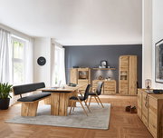 Moderne Wohnzimmermöbel in heller Holzoptik mit Sideboard, Highboard und Vitrine, seitliche Perspektive.