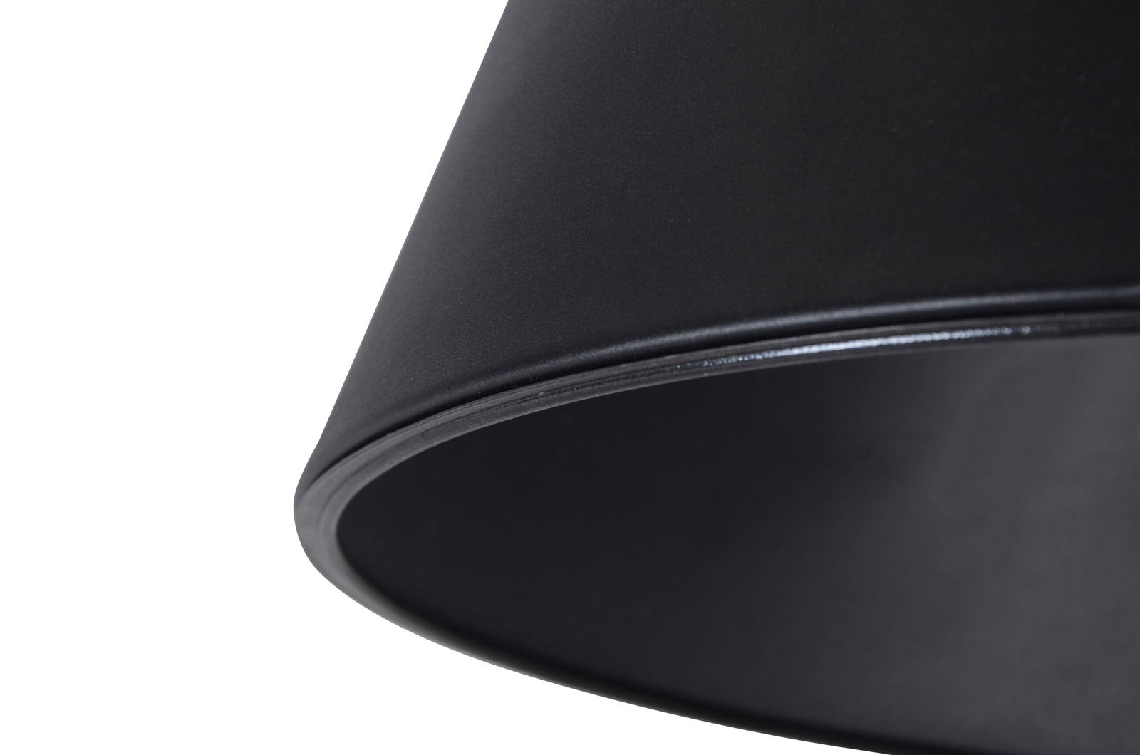 Nahaufnahme eines schwarzen Lampenschirms von unten betrachtet