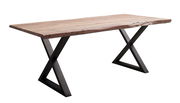 Moderner Esstisch mit natürlicher Holzplatte und schwarzen X-förmigen Metallbeinen, seitliche Perspektive.