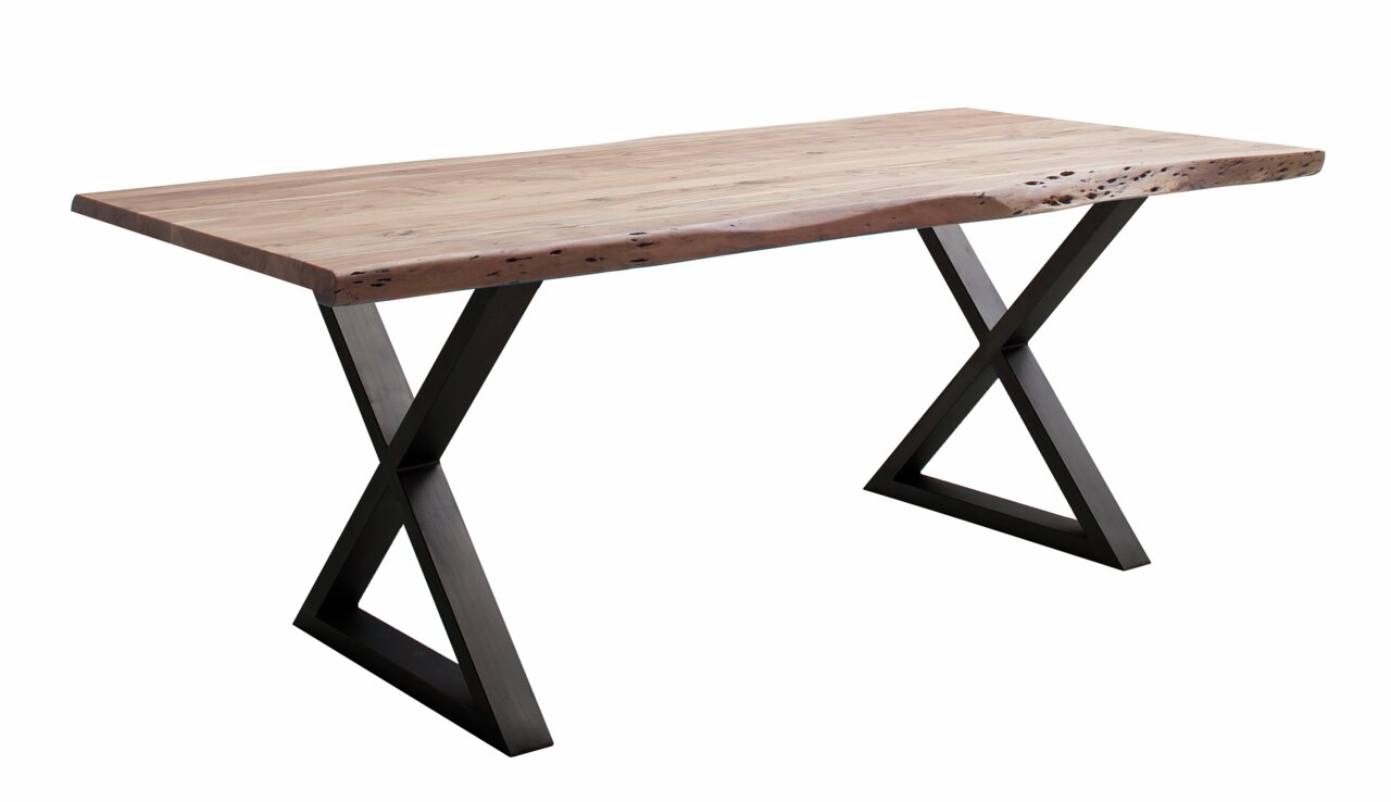 Moderner Esstisch mit natürlicher Holzplatte und schwarzen X-förmigen Metallbeinen, seitliche Perspektive.