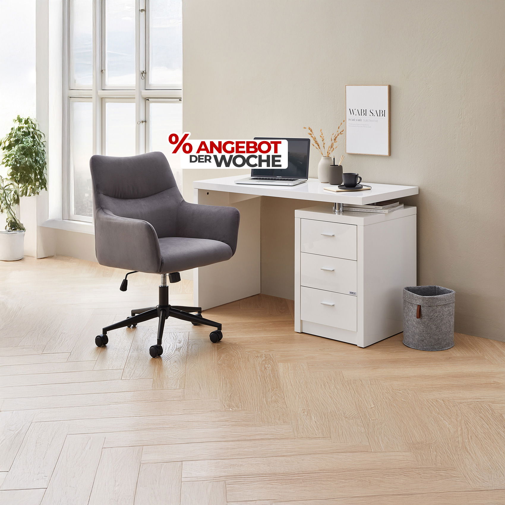 Modernes Homeoffice mit Schreibtisch, Bürostuhl und Laptop, Aktionstext „% Angebot der Woche“ im Bild