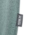 Nahaufnahme eines grünen Stoffes mit einem Etikett der Marke HOM'IN, seitliche Perspektive.