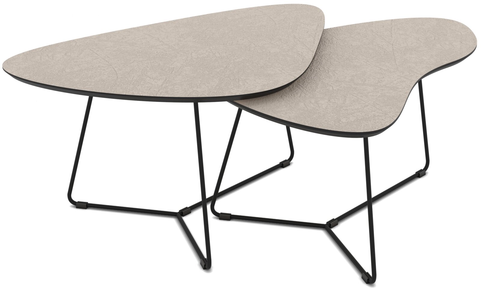Z2 Couchtisch 2er-Set MASSA Zwei moderne Beistelltische im Set mit organisch geformten, hellgrau marmorierten Tischplatten und schwarzen Metallkufen, fotografiert in schräger Seitenansicht von leicht oben.