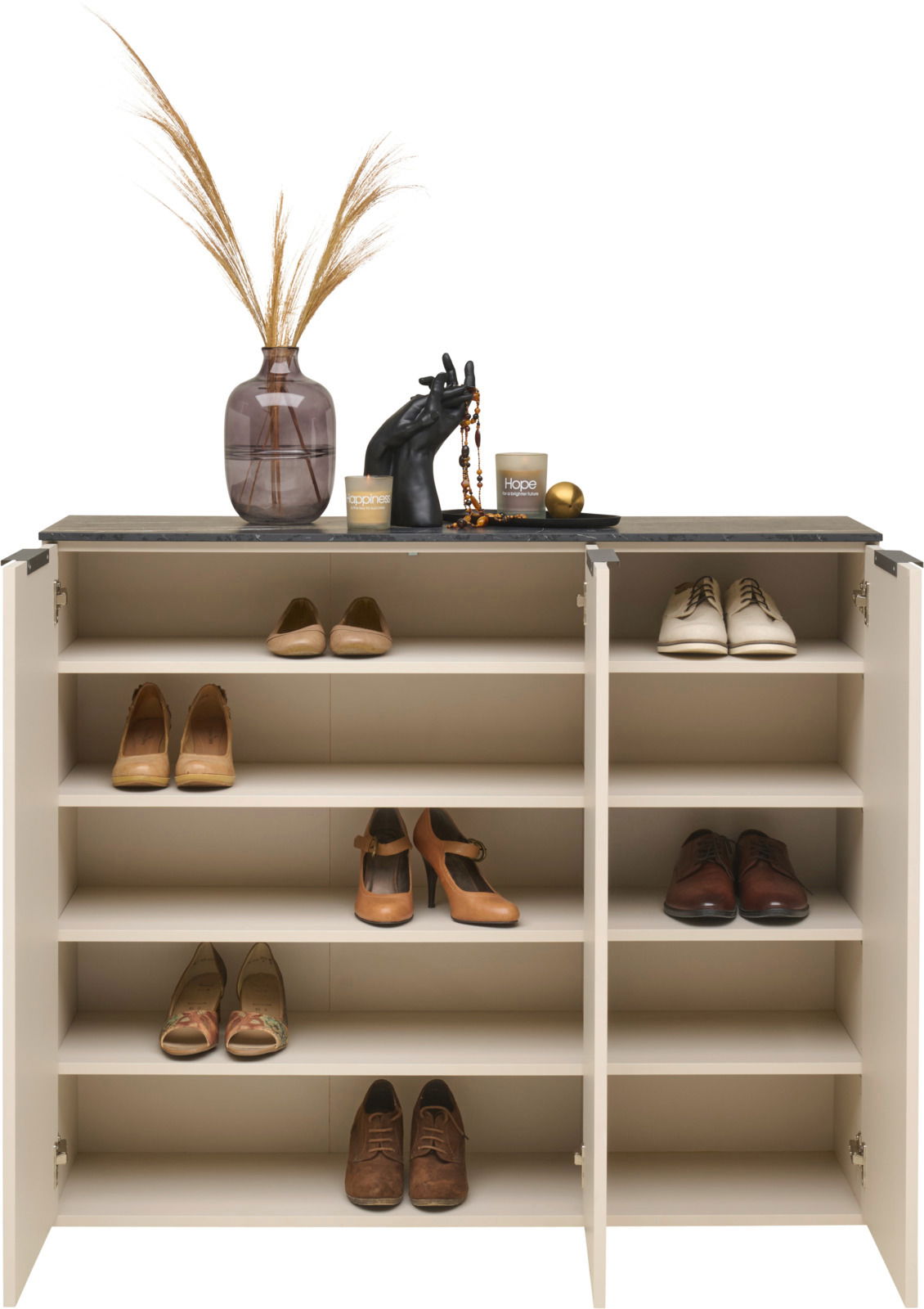 Schuhschrank mit offenen Türen, gefüllt mit verschiedenen Schuhen, dekoriert mit einer Vase und Accessoires auf der Oberseite, Frontalansicht.