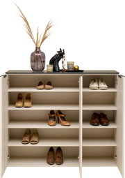 Schuhschrank mit offenen Türen, gefüllt mit verschiedenen Schuhen, dekoriert mit einer Vase und Accessoires auf der Oberseite, Frontalansicht.