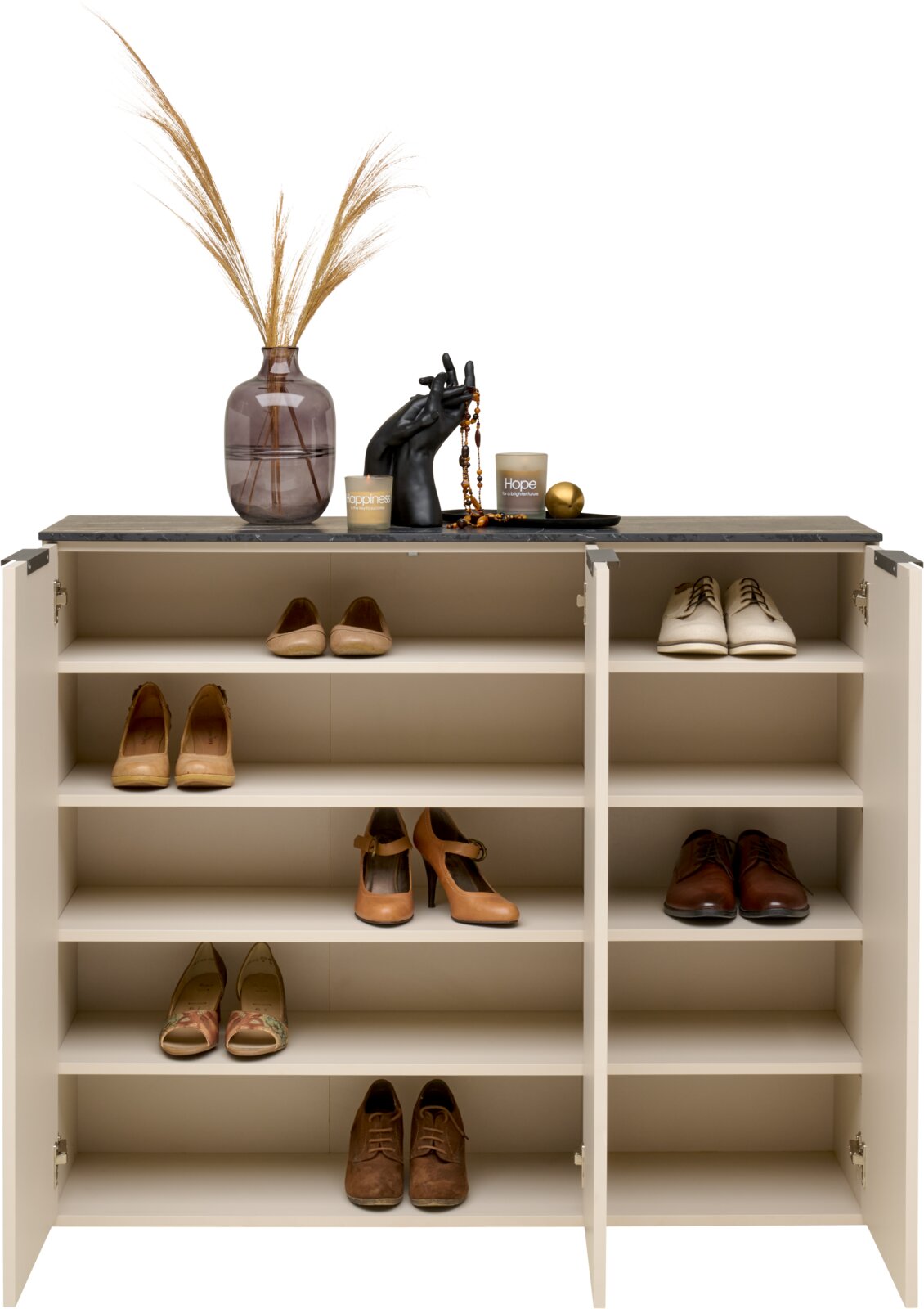 Schuhschrank mit offenen Türen, gefüllt mit verschiedenen Schuhen, dekoriert mit einer Vase und Accessoires auf der Oberseite, Frontalansicht.