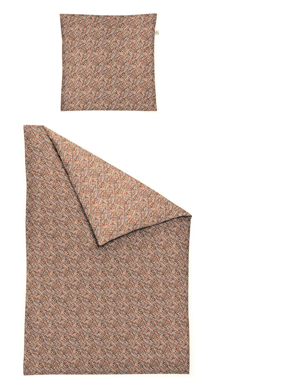 Bettwäsche-Set mit geometrischem Muster in Braun- und Beigetönen, bestehend aus einem Kissenbezug und einem Bettdeckenbezug, aus der Vogelperspektive fotografiert.