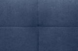 Nahaufnahme eines blauen, gepolsterten Stoffes mit quadratischem Muster, perspektivisch von oben betrachtet.