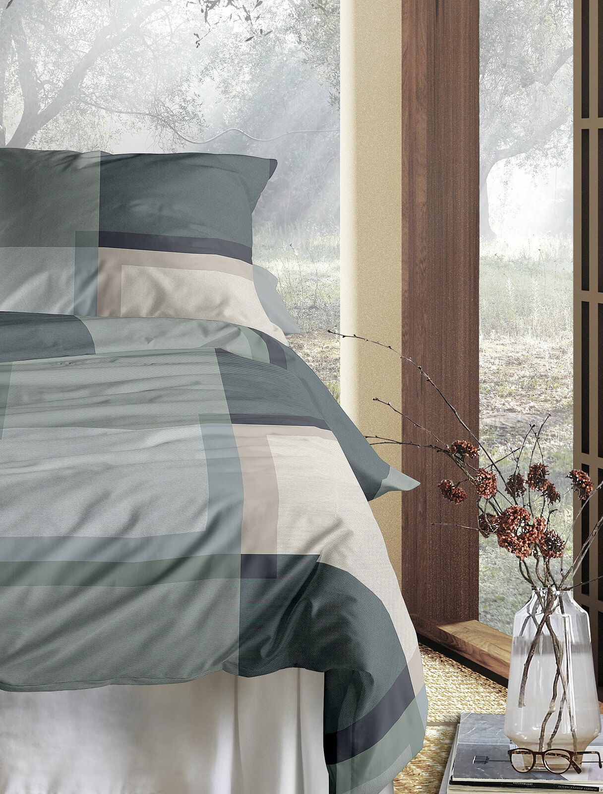 Bettwäsche 135x200cm mit geometrischem Muster in Grün- und Beigetönen, seitliche Perspektive mit Blick auf ein Fenster und eine Vase.