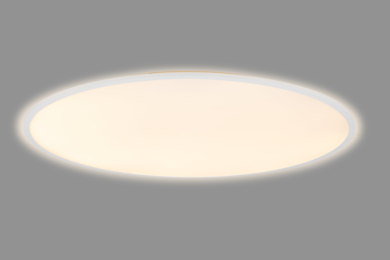 Runde, flache LED-Deckenleuchte mit warmweiß leuchtender Diffusorfläche und weißem Rahmen, in schräger Untersicht von unten fotografiert