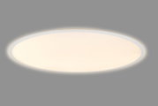Ronde, platte led-plafondlamp met een warmwitte lichtverspreidende kap en een wit frame, gefotografeerd vanuit een schuine hoek van onderaf