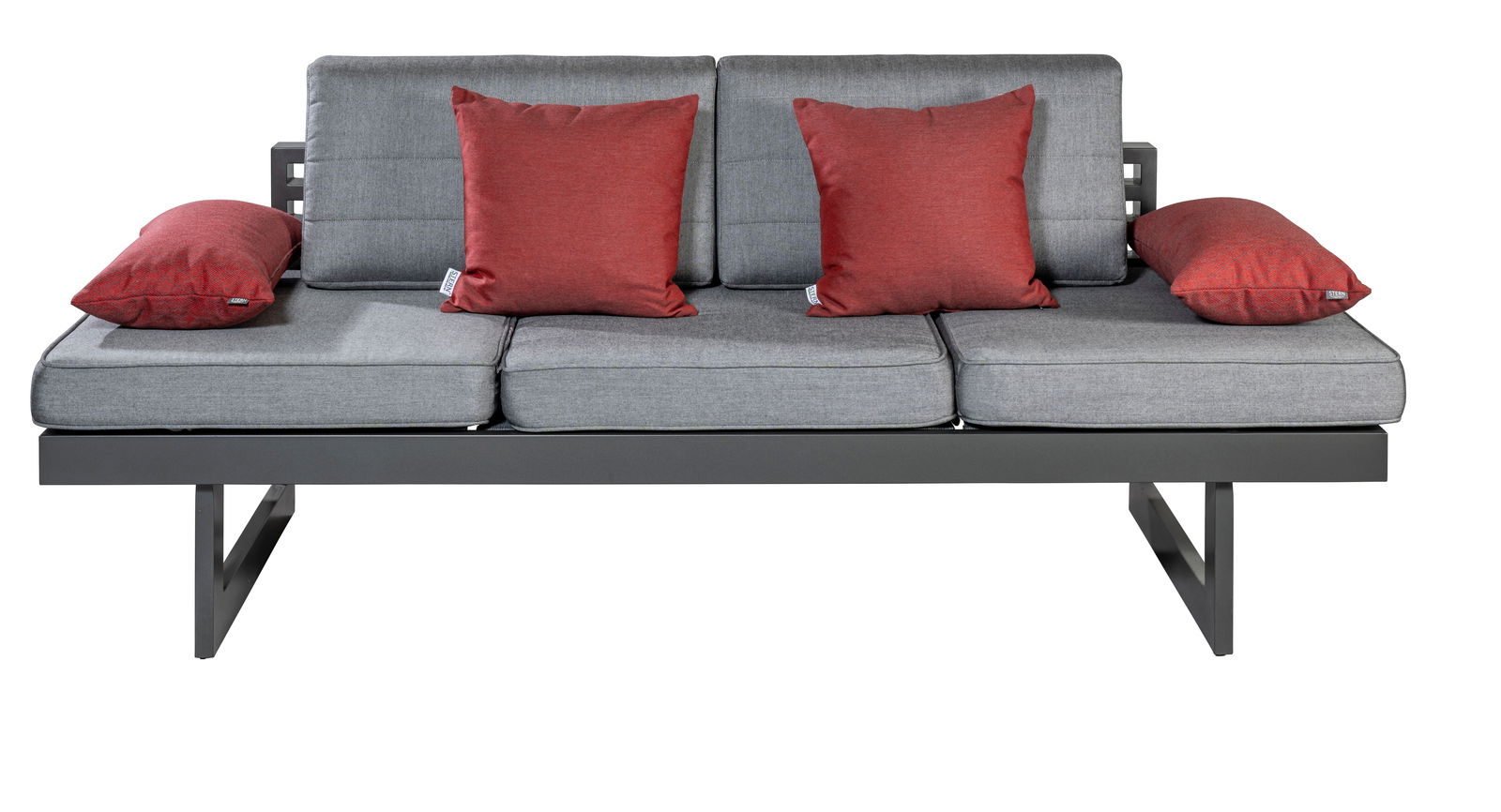 Frontale Ansicht eines modernen Sofas mit grauen Sitz- und Rückenkissen sowie roten Dekokissen.