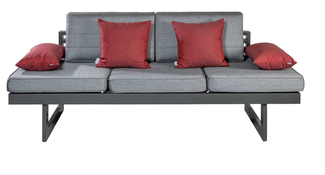 Frontale Ansicht eines modernen Sofas mit grauen Sitz- und Rückenkissen sowie roten Dekokissen.