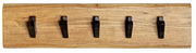 Wandgarderobe aus Holz mit fünf schwarzen Haken, frontal betrachtet.