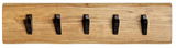 Wandgarderobe aus Holz mit fünf schwarzen Haken, frontal betrachtet.