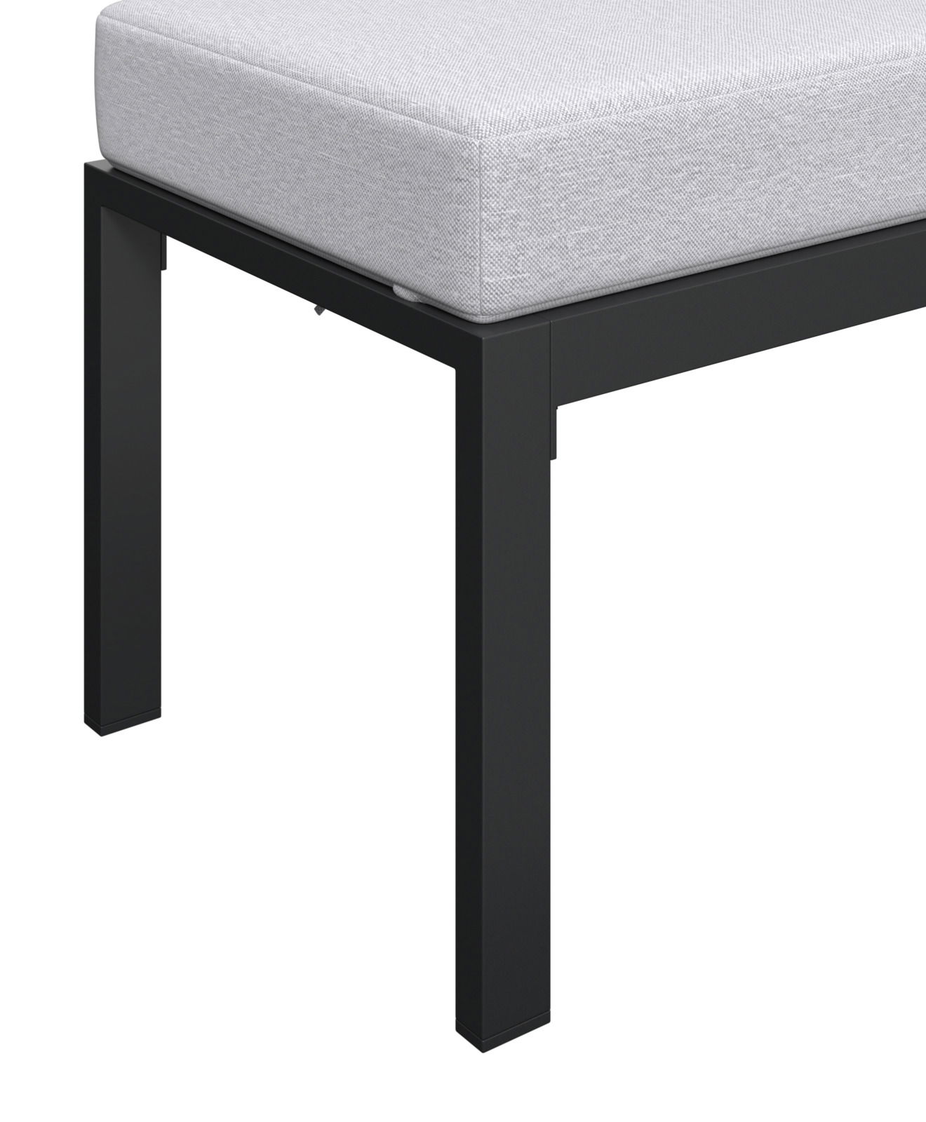 Nahaufnahme eines Gartenlounge-Sets mit schwarzem Metallrahmen und hellgrauem Polster, seitliche Perspektive.