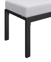 Nahaufnahme eines Gartenlounge-Sets mit schwarzem Metallrahmen und hellgrauem Polster, seitliche Perspektive.