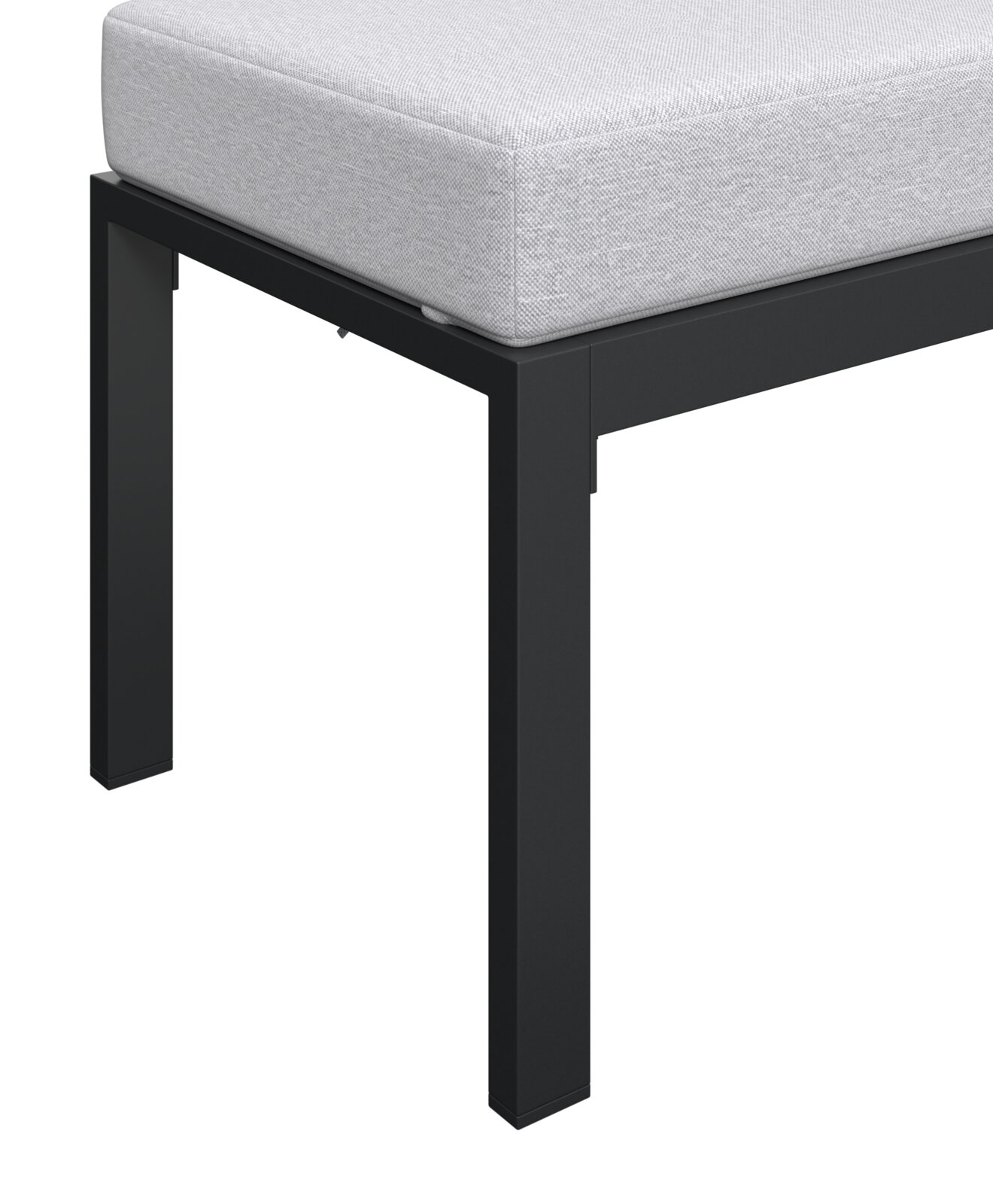 Nahaufnahme eines Gartenlounge-Sets mit schwarzem Metallrahmen und hellgrauem Polster, seitliche Perspektive.