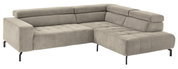 Beige L-vormige hoekbank met corduroy bekleding, gestoffeerde rugleuningen en zwarte metalen poten, schuin vooraanzicht.