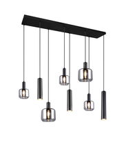 Moderne Pendelleuchte mit sieben hängenden Lampen in verschiedenen Formen, aus schwarzem Metall und Glas, seitliche Perspektive.