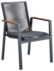 Moderner Stapelsessel mit grauem Metallrahmen und geflochtener Sitzfläche, seitliche Perspektive