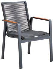 Moderner Stapelsessel mit grauem Metallrahmen und geflochtener Sitzfläche, seitliche Perspektive