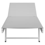 Frontale Ansicht einer modernen, grauen Sonnenliege Ambia Garden DONNATELLA mit schlichtem Design.