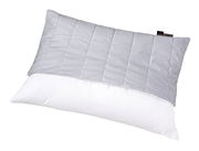 Gestepptes Kissen 40x80cm in schräger Perspektive, obere Hälfte mit grauem Muster, untere Hälfte weiß.